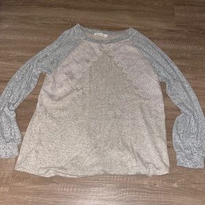 Light fall sweater. Good condition.